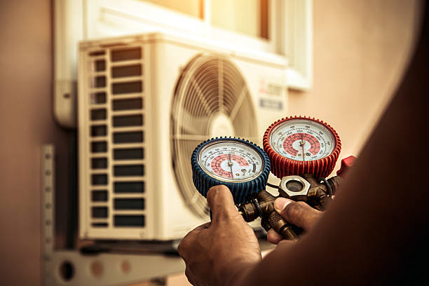 Professional Hvac technician working in Crystal Lake, CT